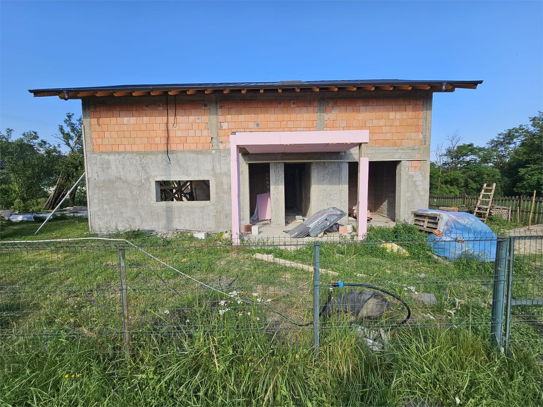 Casa rezidentiala la rosu vazuta din fata