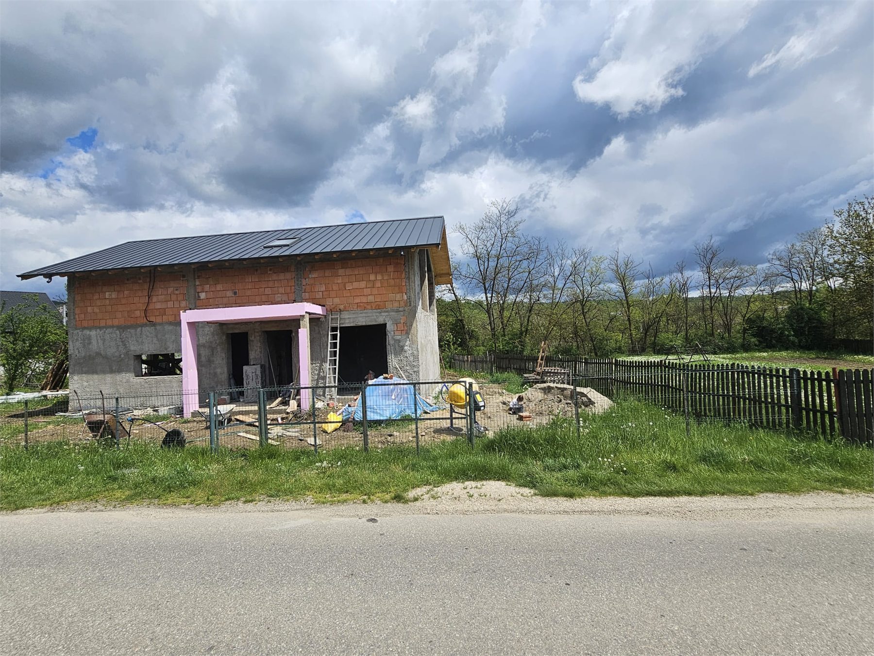Fatada unei case aflata in etapa de inchideri