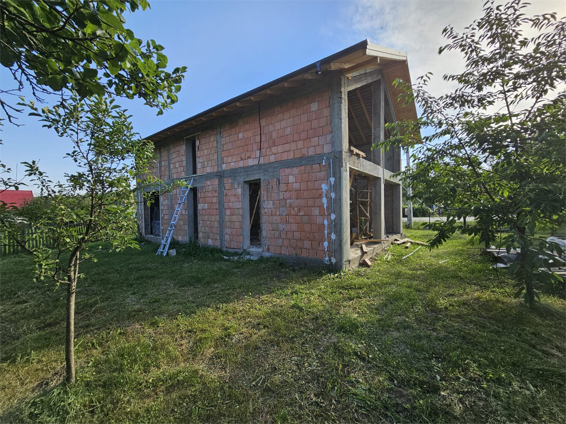 Casa in constructie cu structura si zidarie vizibile