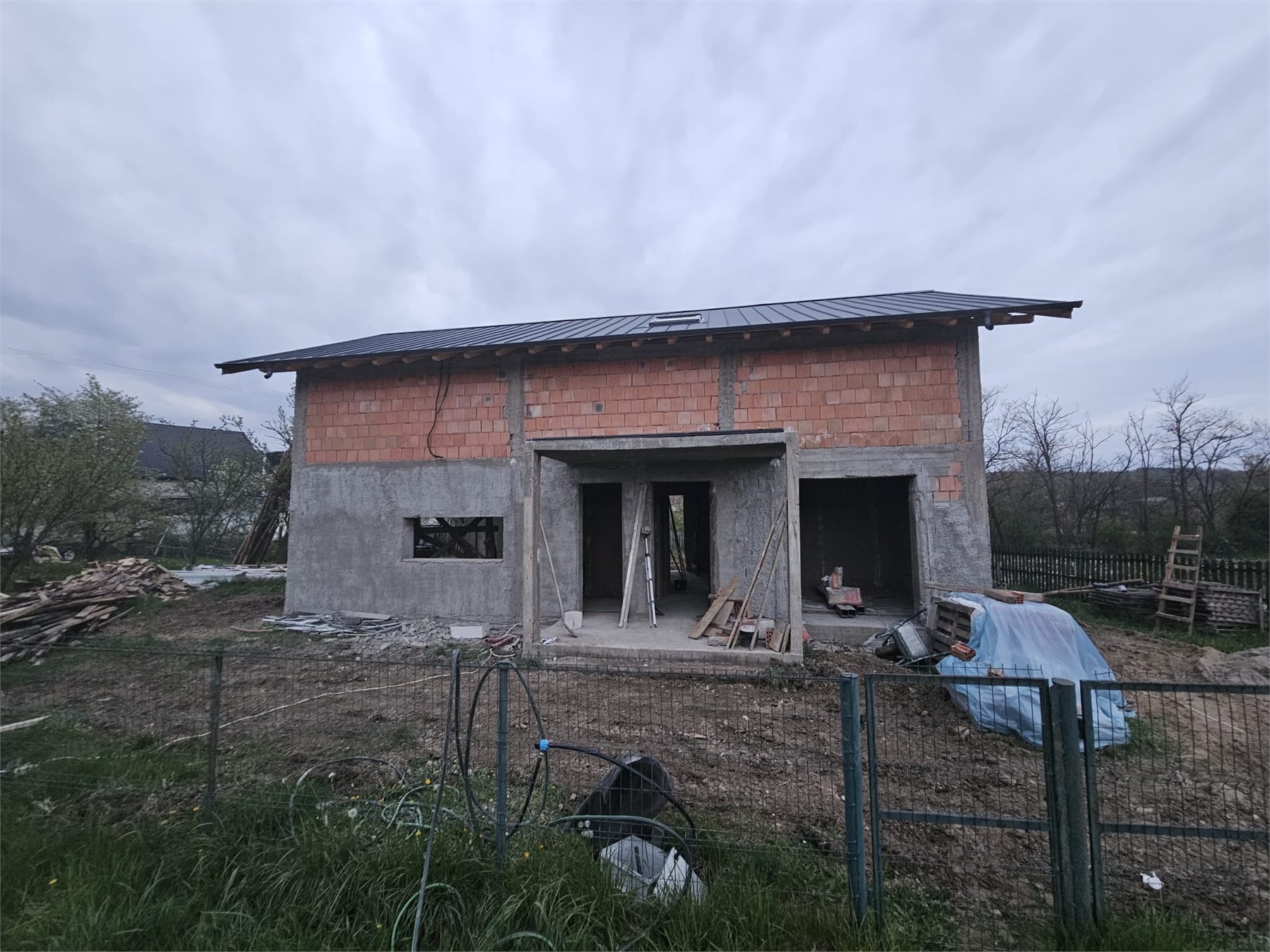 Fatada unei case in lucru inaintea finisajelor finale