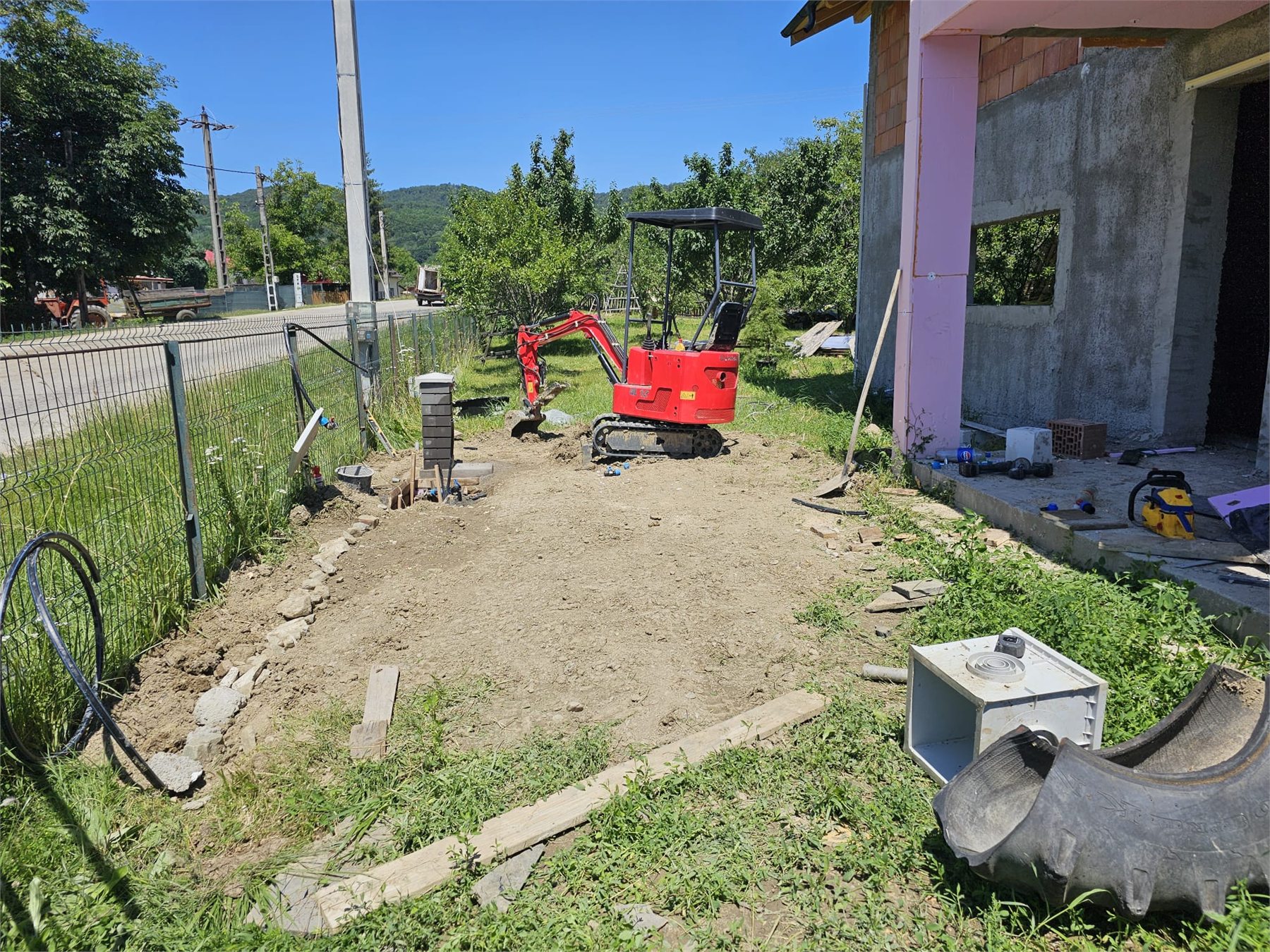 Lucrari de sapatura si amenajare a terenului langa o casa