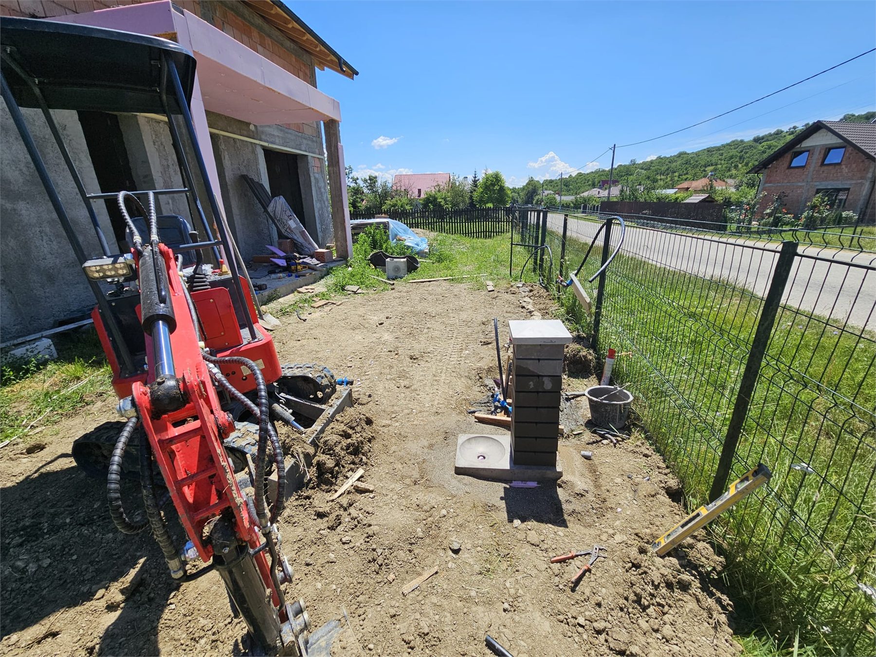 Pregatire de teren cu utilaj compact pentru o lucrare rezidentiala