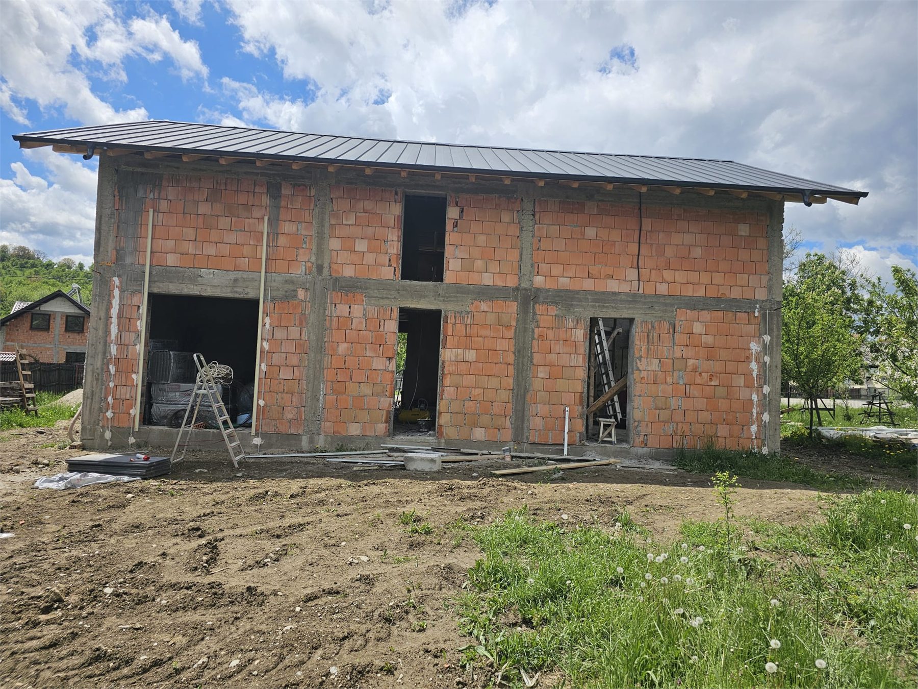 Casa din zidarie cu goluri de ferestre si usi in lucru