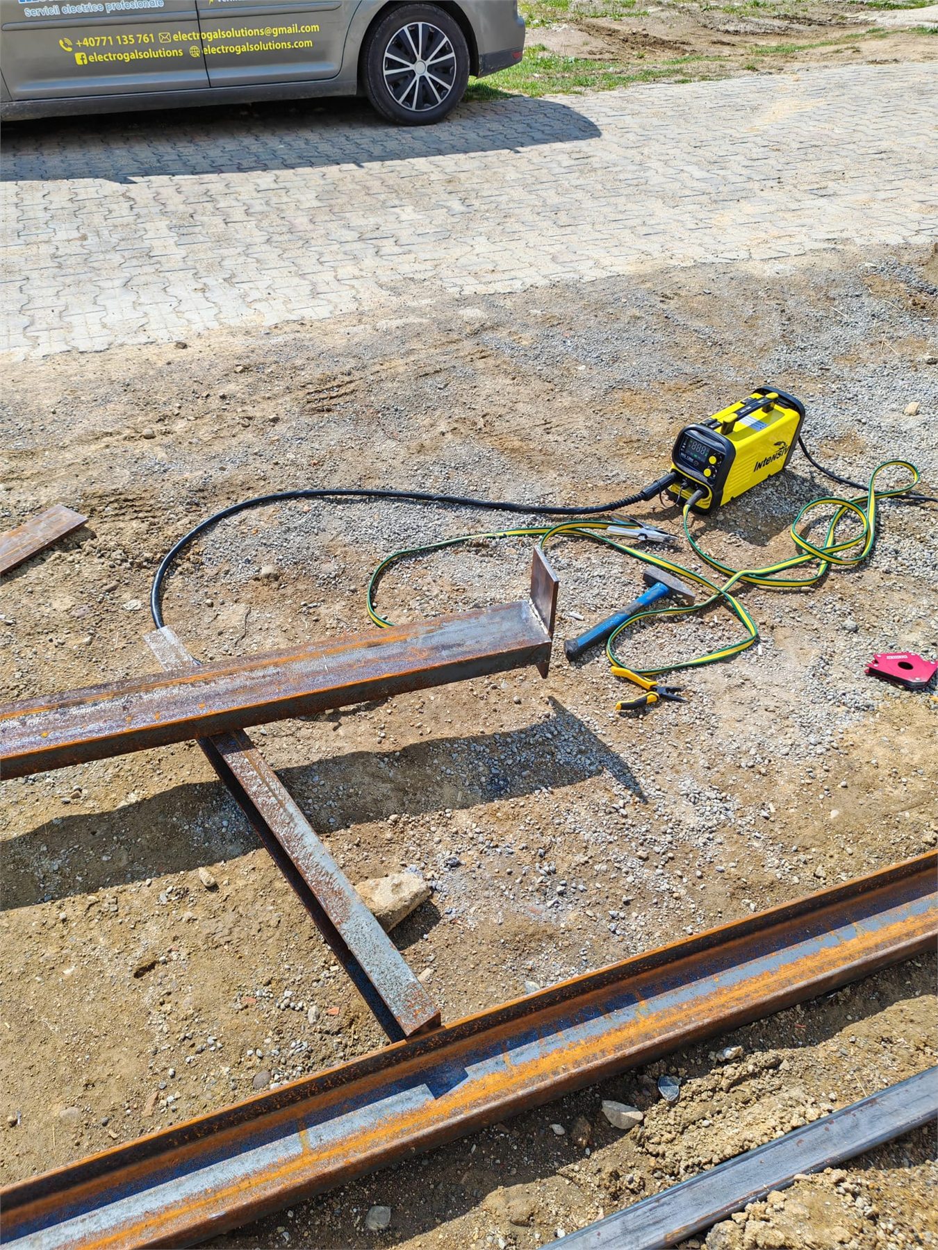 Cadru din profile metalice pregatit pentru asamblare pe santier