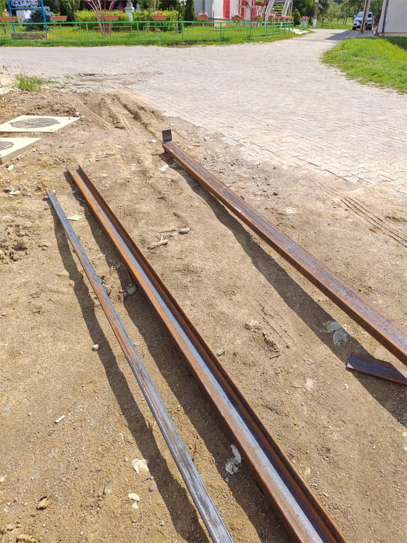 Profile metalice pregatite pe santier pentru prelucrare
