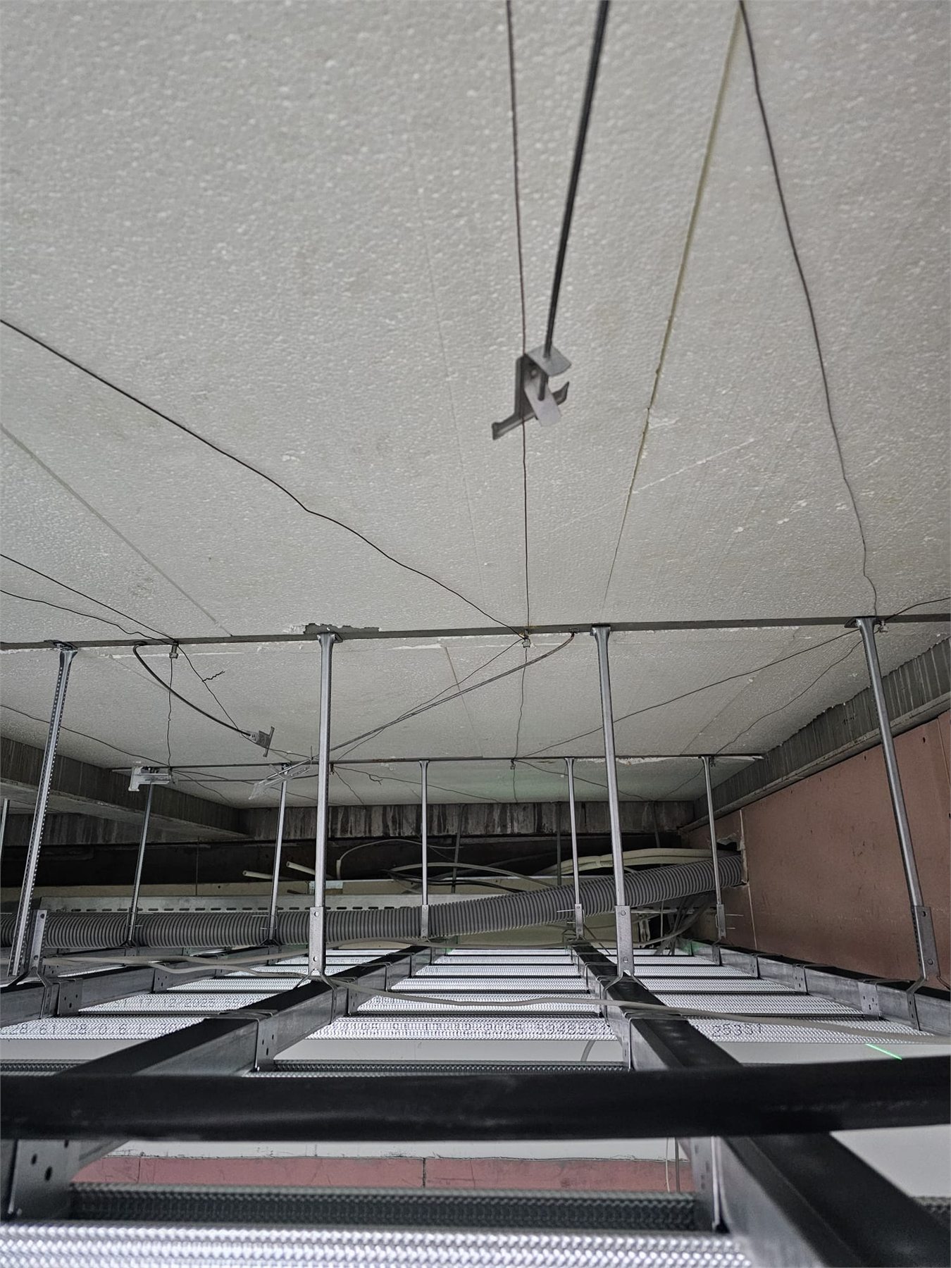 Structura metalica a plafonului intr-o camera medicala tehnica