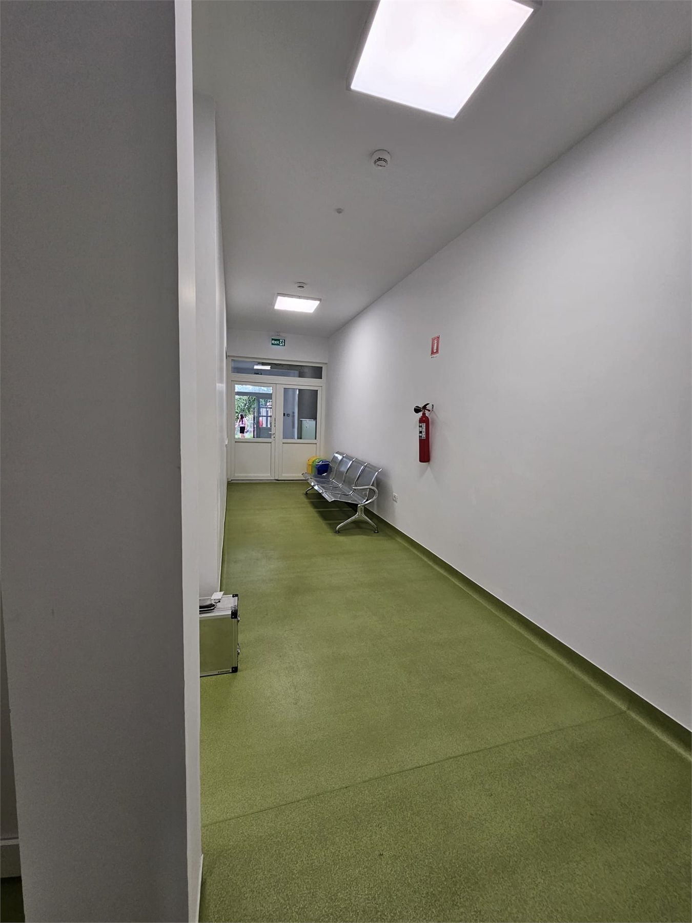 Coridor clinic finalizat cu pardoseala verde si iluminat tehnic